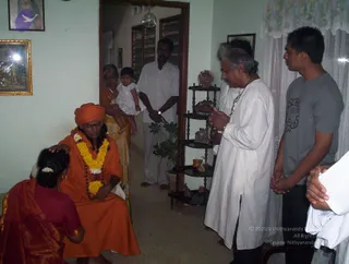 2004-DEVOTEE-HOUSE-VISIT