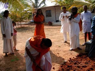 2004-DHAKSHINAMURTHY-ARRIVAL-ADIKAILASA