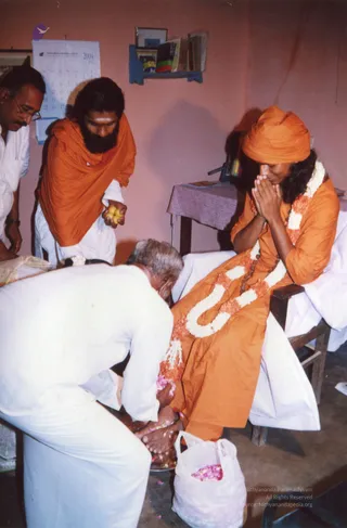 2004-Kanchipuram-House-Visit-And-Paada-Pooja