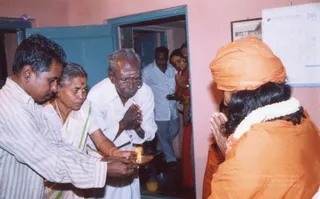 2004-Kanchipuram-House-Visit-And-Paada-Pooja