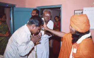 2004-Kanchipuram-House-Visit-And-Paada-Pooja