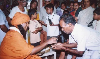2004-Kanchipuram-House-Visit-And-Paada-Pooja