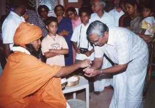 2004-Kanchipuram-House-Visit-And-Paada-Pooja