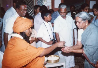 2004-Kanchipuram-House-Visit-And-Paada-Pooja
