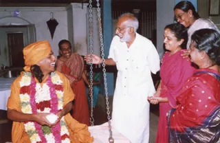 2004-Visit-To-Devotees-House-At-Kandanoor-Chettinadu