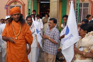 HDH-OFFERING-HIS-PRAYERS-AT-KONDANDA-RAMA-TEMPLE-IN-BIDADI-PADAYATRA_Photo_1001_DSC_4345_CMP_WM