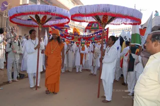 HDH-OFFERING-HIS-PRAYERS-AT-KONDANDA-RAMA-TEMPLE-IN-BIDADI-PADAYATRA_Photo_1003_DSC_4380_CMP_WM