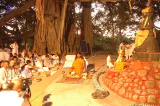 2005-SWAMIJI-DOING-GURUPUJA-AARATHI