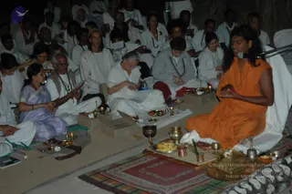 2005-SWAMIJI-DOING-GURUPUJA-AARATHI