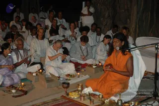 2005-SWAMIJI-DOING-GURUPUJA-AARATHI