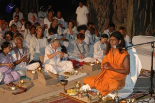 2005-SWAMIJI-DOING-GURUPUJA-AARATHI