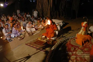 2005-SWAMIJI-DOING-GURUPUJA-AARATHI