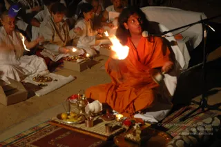 2005-SWAMIJI-DOING-GURUPUJA-AARATHI