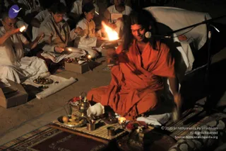 2005-SWAMIJI-DOING-GURUPUJA-AARATHI