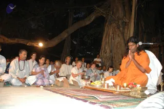 2005-SWAMIJI-DOING-GURUPUJA-AARATHI