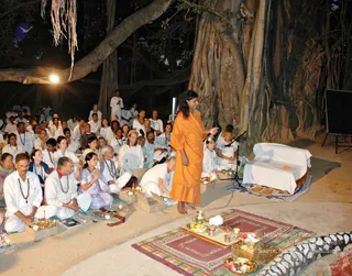 2005-SWAMIJI-DOING-GURUPUJA-AARATHI