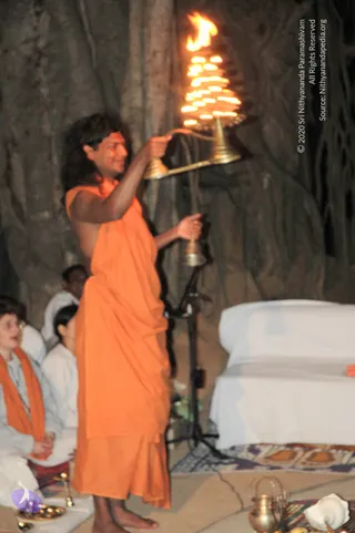 2005-SWAMIJI-DOING-GURUPUJA-AARATHI