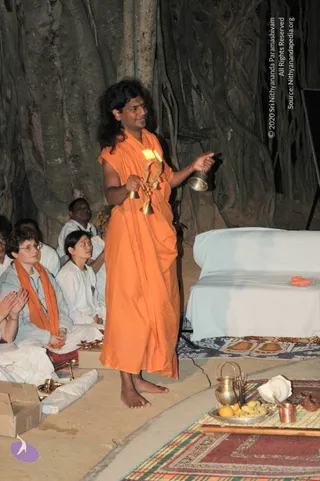 2005-SWAMIJI-DOING-GURUPUJA-AARATHI