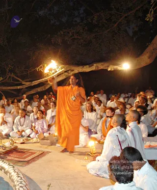 2005-SWAMIJI-DOING-GURUPUJA-AARATHI