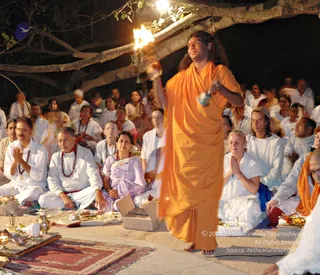 2005-SWAMIJI-DOING-GURUPUJA-AARATHI