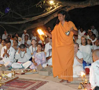 2005-SWAMIJI-DOING-GURUPUJA-AARATHI