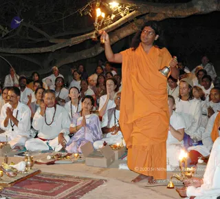 2005-SWAMIJI-DOING-GURUPUJA-AARATHI