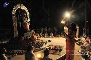 2005-SWAMIJI-DOING-GURUPUJA-AARATHI