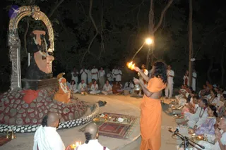 2005-SWAMIJI-DOING-GURUPUJA-AARATHI