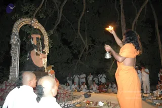 2005-SWAMIJI-DOING-GURUPUJA-AARATHI