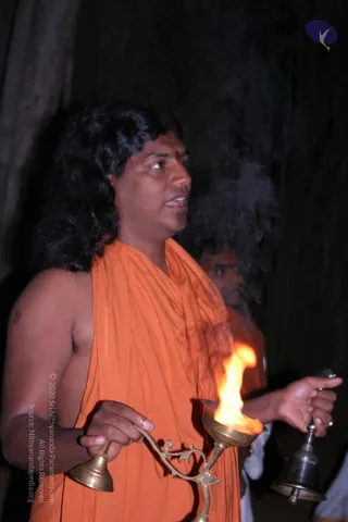 4-SWAMIJI-DOING-ARATHI_Photo_1001_IMG_5956_CMP_WM