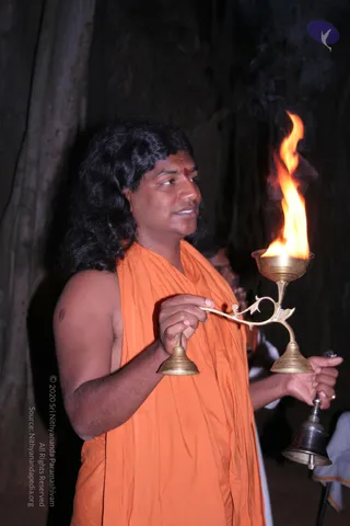 4-SWAMIJI-DOING-ARATHI_Photo_1002_IMG_5958_CMP_WM
