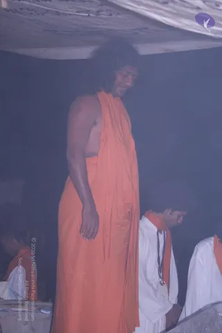 4-SWAMIJI-DOING-ARATHI_Photo_1003_IMG_5988_CMP_WM