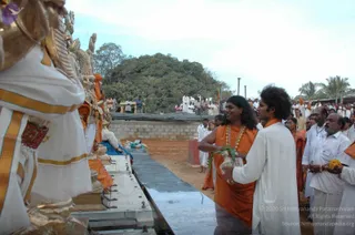 Flag-Hoisting-by-Swamiji_Photo_1027_DSC_0427_CMP_WM