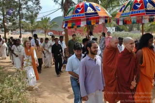 5-BUDDHIST-MONKS-VISIT-HDH-AT-BIDADI-ADHEENAM_Photo_1022_DSC_2486_CMP_WM