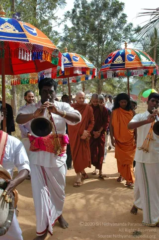 5-BUDDHIST-MONKS-VISIT-HDH-AT-BIDADI-ADHEENAM_Photo_1024_DSC_2490_CMP_WM