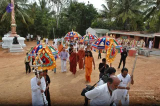 5-BUDDHIST-MONKS-VISIT-HDH-AT-BIDADI-ADHEENAM_Photo_1035_DSC_2523_CMP_WM