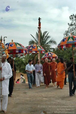 5-BUDDHIST-MONKS-VISIT-HDH-AT-BIDADI-ADHEENAM_Photo_1037_DSC_2527_CMP_WM