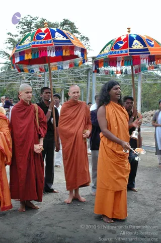 5-BUDDHIST-MONKS-VISIT-HDH-AT-BIDADI-ADHEENAM_Photo_1040_DSC_2548_CMP_WM