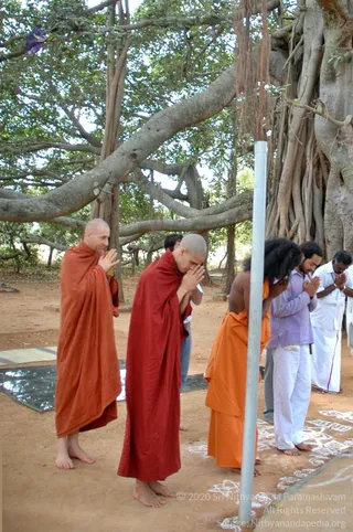 5-BUDDHIST-MONKS-VISIT-HDH-AT-BIDADI-ADHEENAM_Photo_1042_DSC_2591_CMP