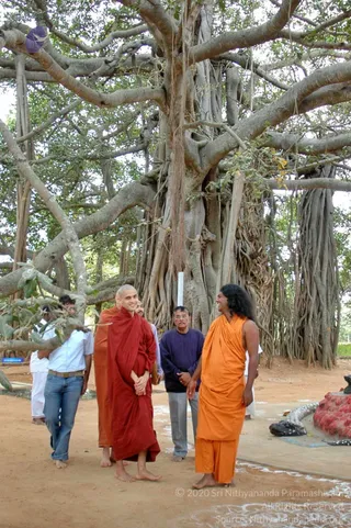 5-BUDDHIST-MONKS-VISIT-HDH-AT-BIDADI-ADHEENAM_Photo_1043_DSC_2595_CMP_WM