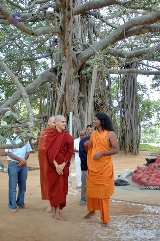 5-BUDDHIST-MONKS-VISIT-HDH-AT-BIDADI-ADHEENAM_Photo_1044_DSC_2596_CMP_WM