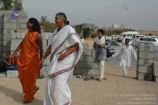 4-HDH-DOING-ROUNDS-IN-BIDADI-ADHEENAM_Photo_1001_DSC_2297_CMP_WM