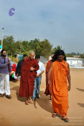 5-BUDDHIST-MONKS-VISIT-HDH-AT-BIDADI-ADHEENAM_Photo_1009_DSC_2408_CMP_WM