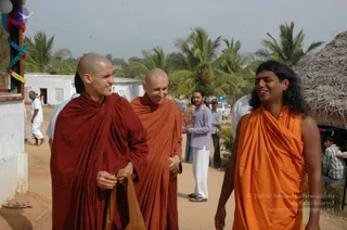 5-BUDDHIST-MONKS-VISIT-HDH-AT-BIDADI-ADHEENAM_Photo_1012_DSC_2412_CMP_WM