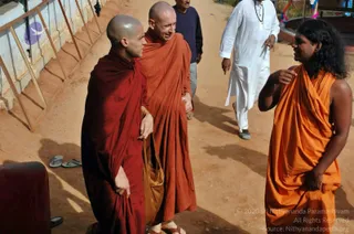 5-BUDDHIST-MONKS-VISIT-HDH-AT-BIDADI-ADHEENAM_Photo_1016_DSC_2418_CMP_WM