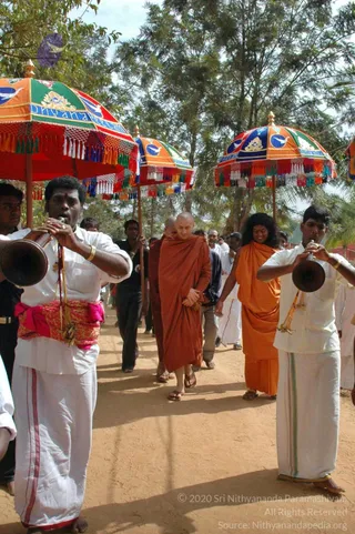 5-BUDDHIST-MONKS-VISIT-HDH-AT-BIDADI-ADHEENAM_Photo_1024_DSC_2489_CMP_WM