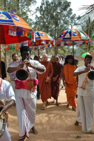 5-BUDDHIST-MONKS-VISIT-HDH-AT-BIDADI-ADHEENAM_Photo_1025_DSC_2490_CMP_WM