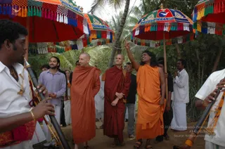 5-BUDDHIST-MONKS-VISIT-HDH-AT-BIDADI-ADHEENAM_Photo_1033_DSC_2508_CMP_WM