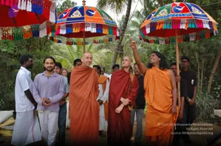 5-BUDDHIST-MONKS-VISIT-HDH-AT-BIDADI-ADHEENAM_Photo_1034_DSC_2509_CMP_WM