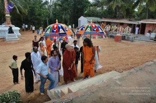 5-BUDDHIST-MONKS-VISIT-HDH-AT-BIDADI-ADHEENAM_Photo_1037_DSC_2525_CMP_WM